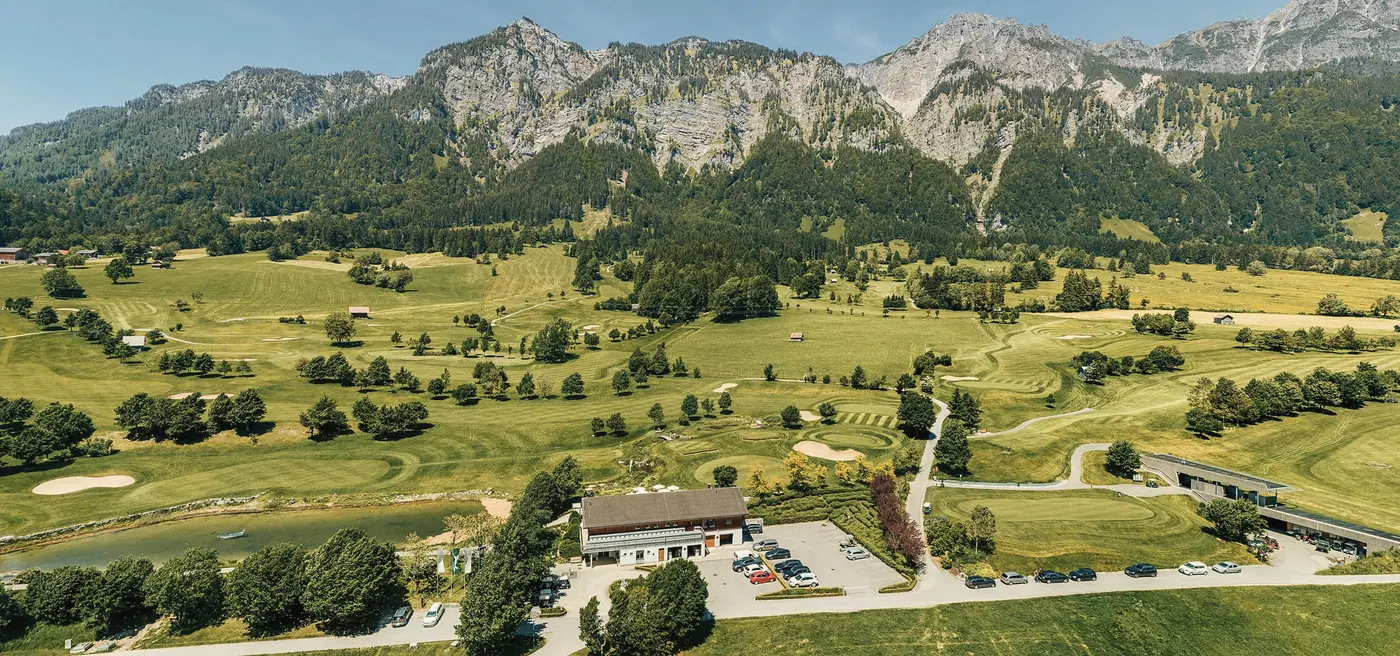 Luftbild: Clubhaus und Platz vor der Klostertaler Bergwelt