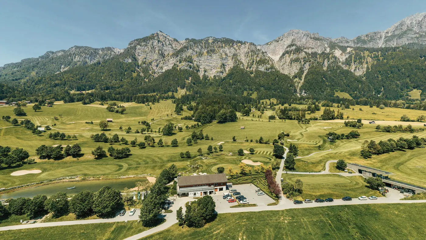 Luftbild des Platzes vor der Bergkulisse