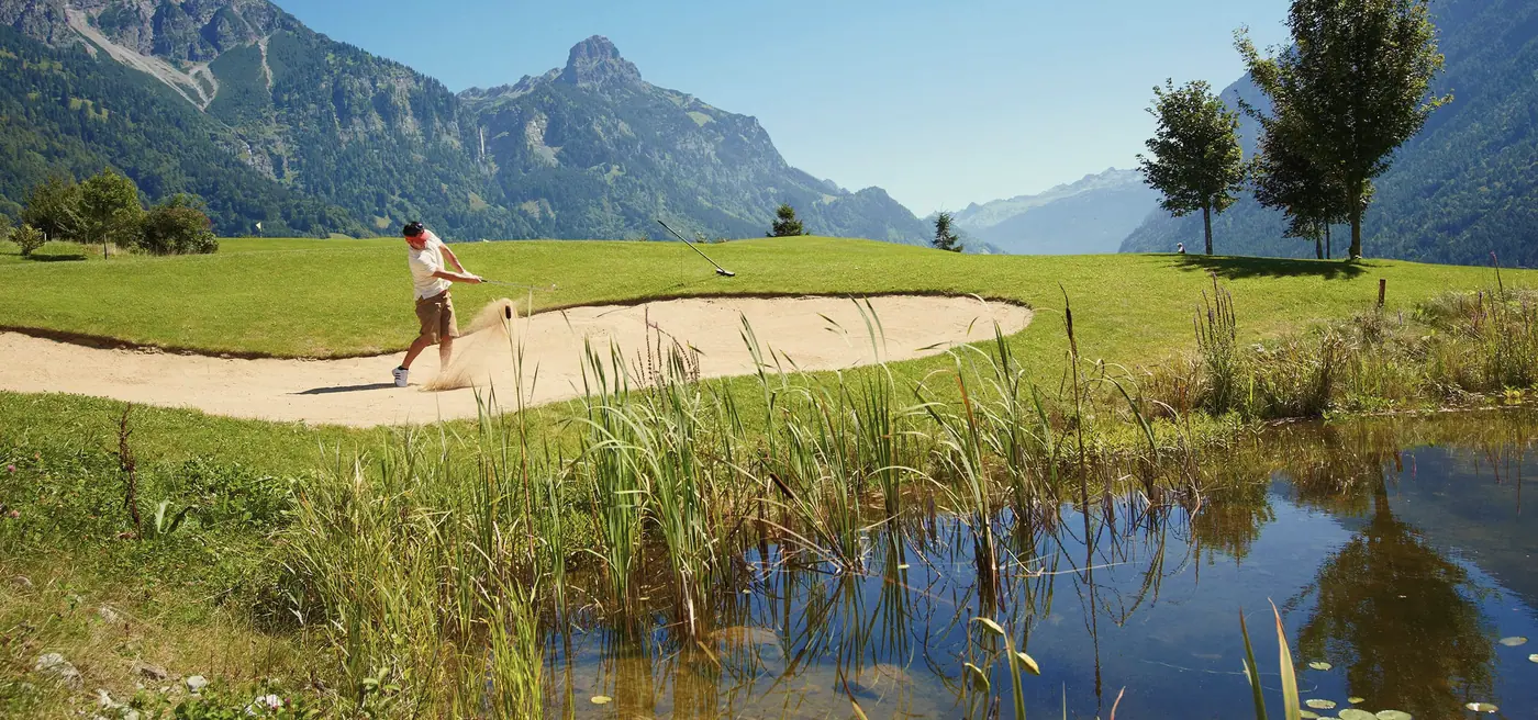 Bunkerschlag am Teich vor der Bergkulisse