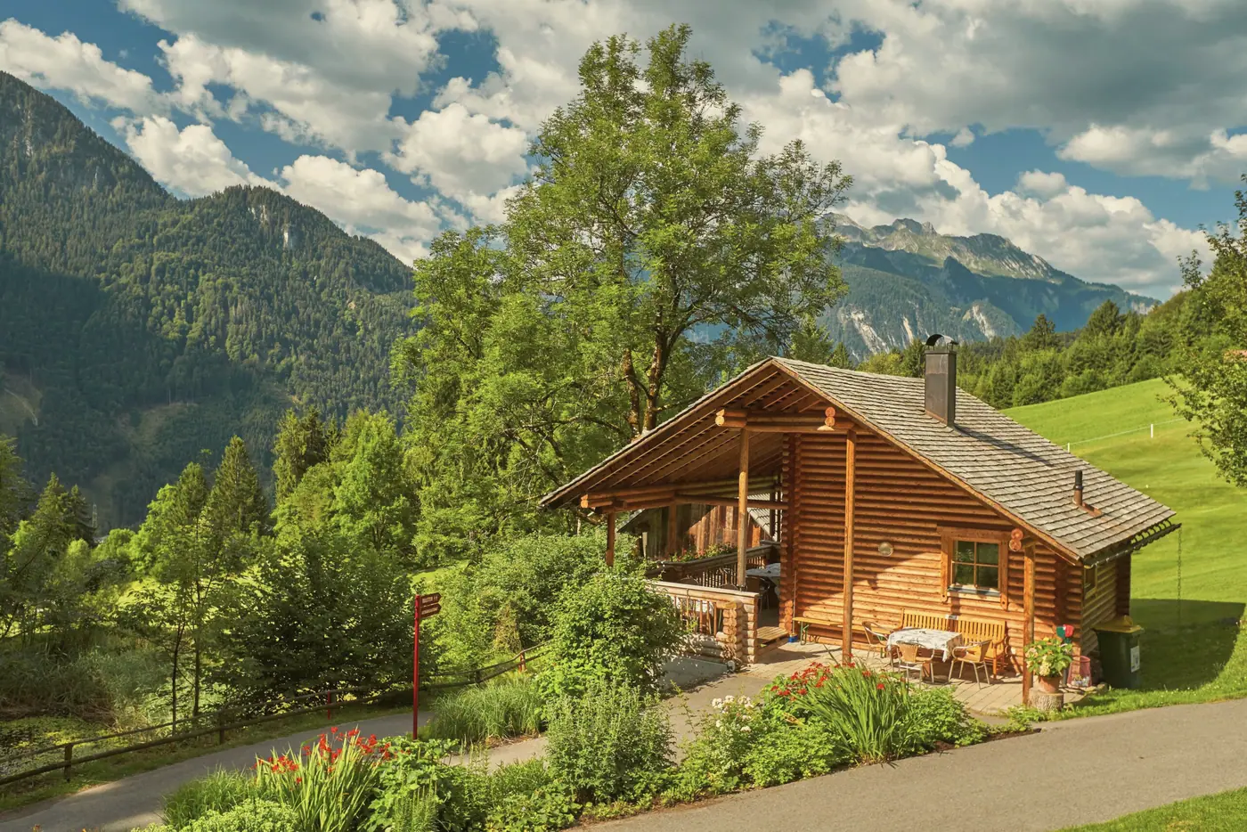 Holzhütte mit Blumen am Platz
