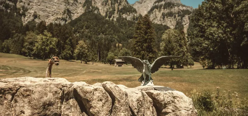 Adler-Skulptur auf einem Felsen am Platz