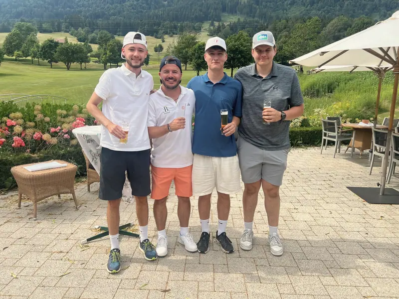 Vier Golfer auf der Terrasse nach der Runde