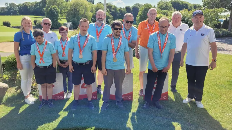 Special-Olympics-Golferinnen und -Golfer mit Medaillen