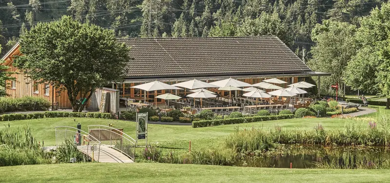 Clubhaus mit Terrasse und Teich