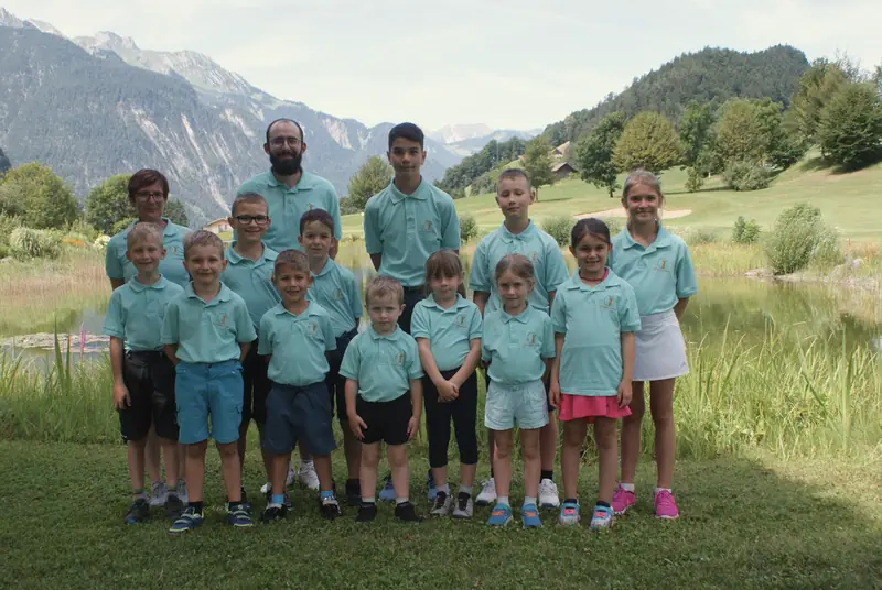 Die Jugendmannschaft des Clubs vor dem Teich